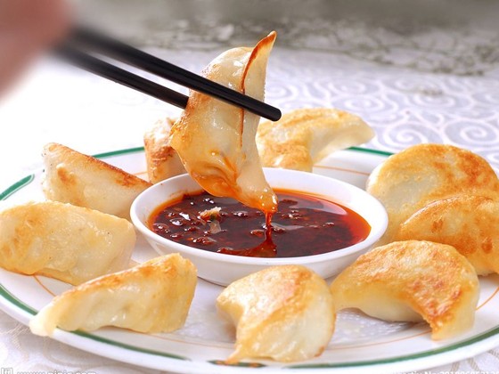 速凍水餃銷售商勾大姐食品教你煎餃怎么做好吃？煎餃和鍋貼有區(qū)別嗎？